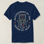 Programmer By Day Gamer By Night ConsoleCoding Gee T-Shirt (Design vorne)