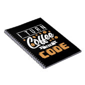 Programmierer machen Kaffee in Code Notizblock (Rechte Seite)