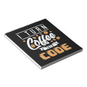 Programmierer machen Kaffee in Code Notizblock (angewinkelt)