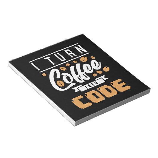 Programmierer machen Kaffee in Code Notizblock (angewinkelt)