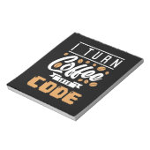 Programmierer machen Kaffee in Code Notizblock (Rotiert)