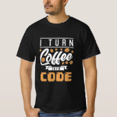 Programmierer machen Kaffee in Code T-Shirt (Vorderseite)