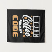 Programmierer machen Kaffee in Code Wandteppich (Vorderseite (Horizontal))