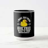 Programmierer machen Software-Fehler kostenlos Zweifarbige Tasse (Mittel)