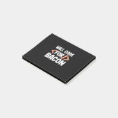 Programmierer wird Code für Bacon Post-it Klebezettel (angewinkelt)