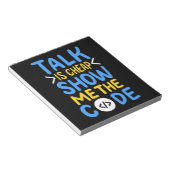 Programmierer zeigen mir den Code Notizblock (angewinkelt)