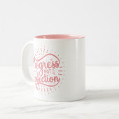 Progress Not Perfection Pink Zwei-Tone-Kaffee-Tass Zweifarbige Tasse (Vorderseite Links)
