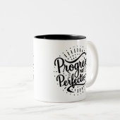 Progress Not Perfection Zwei-Tone-Kaffee-Tasse Zweifarbige Tasse (VorderseiteRechts)