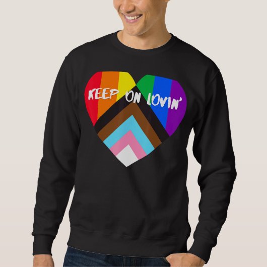 Progress Pride Heart Flag Behalten auf Lovin' Sweatshirt (Vorderseite)