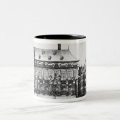 Proklamation des Friedens Zweifarbige Tasse (Mittel)