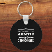 Promoted To Auntie Est 2025 Funny New Aunt Reveal Schlüsselanhänger (Vorderseite)
