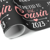 Promoted to big cousin 2023 pregnancy announcement geschenkpapier (Rolleneckpunkt)