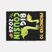 Promoted To Big Cousin 2026 Cute Dinosaur Family T Fleecedecke (Vorderseite (Horizontal))