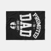 Promoted To Dad Est 2027 New Mom Daddy Fathers Day Fleecedecke (Vorderseite (Horizontal))