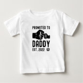 Promoted to daddy est 2022 new dad fathers day baby t-shirt (Vorderseite)