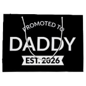 Promoted To Daddy Est. 2026 II Große Geschenktüte (Rückseite)