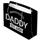 Promoted To Daddy Est. 2026 II Große Geschenktüte (Rückseite Schrägansicht)