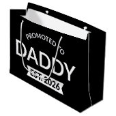 Promoted To Daddy Est. 2026 II Große Geschenktüte (Vorderseite Schrägansicht)