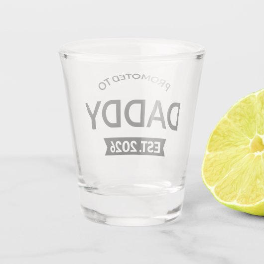Promoted To Daddy Est. 2026 II Schnapsglas (Rückseite)