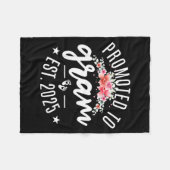 Promoted To Gram 2025 Flower First Time New Grandm Fleecedecke (Vorderseite (Horizontal))