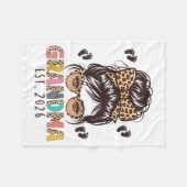 Promoted To Grandma Est 2026 New Grandmom To Be Me Fleecedecke (Vorderseite (Horizontal))