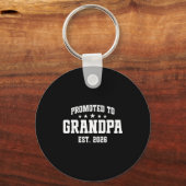 Promoted To Grandpa Est. 2026 Grandparent Baby Ann Schlüsselanhänger (Vorderseite)