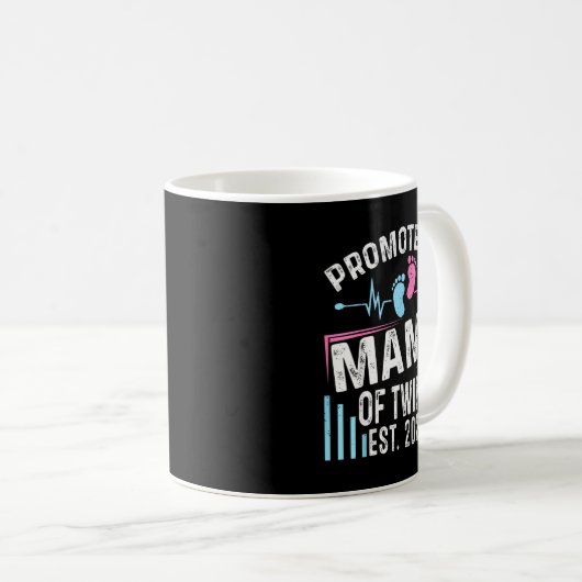 Promoted To Mama Of Twins Est 2026 Baby Shower Vin Kaffeetasse (VorderseiteRechts)