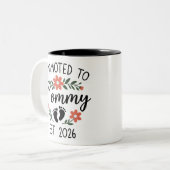 Promoted to Mommy 2026 Funny First Time Pregnancy  Zweifarbige Tasse (Vorderseite Links)