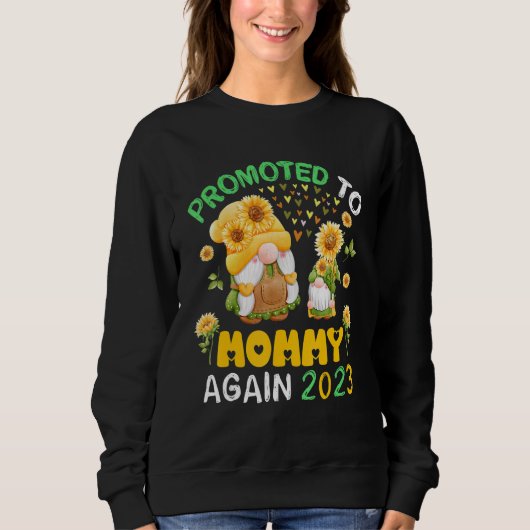 Promoted To Mommy Again 2023 Sunflowers Gnomes Bab Sweatshirt (Vorderseite)