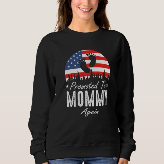 Promoted To Mommy Again 2024 US Flag Father's Day Sweatshirt (Vorderseite)