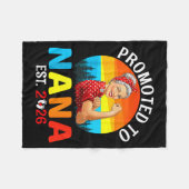 Promoted To Nana Est 2026 Strong Grandma Wer Retro Fleecedecke (Vorderseite (Horizontal))