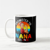 Promoted To Nana Est 2026 Strong Grandma Wer Retro Kaffeetasse (Links)