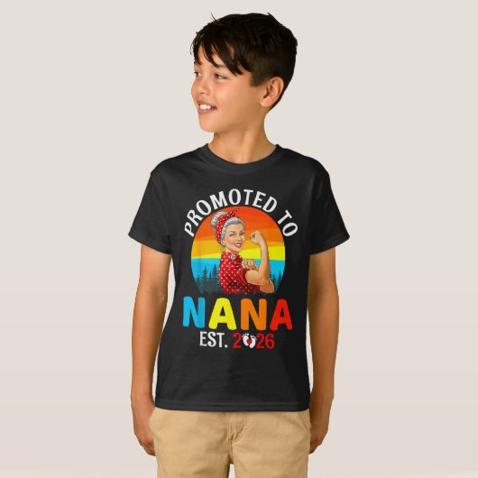 Promoted To Nana Est 2026 Strong Grandma Wer Retro T-Shirt (Vorne ganz)