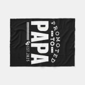 Promoted To Papa 2025 New 1st First Time Papa Dad Fleecedecke (Vorderseite (Horizontal))