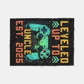 Promoted To Uncle 2025 Leveled Up To Uncle Est 202 Fleecedecke (Vorderseite (Horizontal))