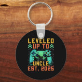 Promoted To Uncle 2025 Leveled Up To Uncle Est 202 Schlüsselanhänger (Vorderseite)
