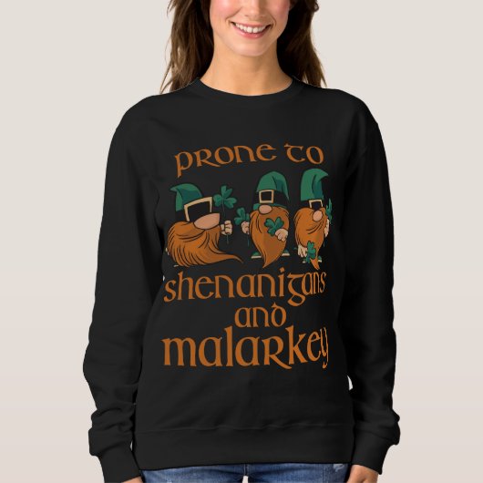 Prone to Shenanigans and Malarkey Gnomes St Patric Sweatshirt (Vorderseite)