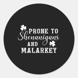 Prone To Shenanigans And Malarkey T Shirt St Patri Runder Aufkleber