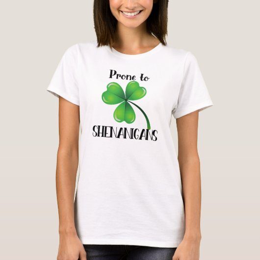 Prone to Shenanigans Kleeblatt St. Patrick's Day T-Shirt (Vorderseite)