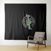 Prone to Shenanigans & Malarkey Fun Clovers St Pat Wandteppich (Beispiel (Horizontal))