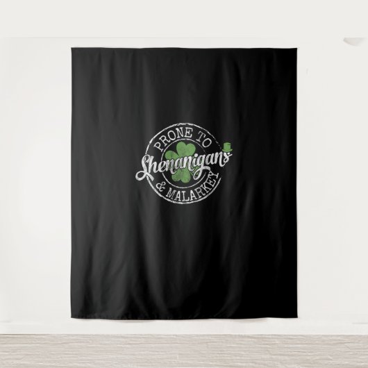 Prone to Shenanigans & Malarkey Fun Clovers St Pat Wandteppich (Vorderseite)