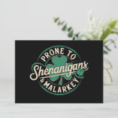 Prone to Shenanigans & Malarkey St Patrick's Day Einladung (Stehend Vorderseite)