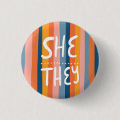 Pronouns farbenfrohe handsignierte Streifen Button (Vorderseite)