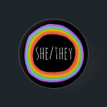 Pronouns farbenfrohe Rainbow Circle Black Button<br><div class="desc">Dekorieren Sie Ihr Outfit mit diesem coolen Kunstknopf. Macht ein großartiges Geschenk! Sie können ihn anpassen und auch Text hinzufügen. Karo in meinem Shop für viel mehr Farben und Muster! Lass mir Bescheid,  wenn du auch etwas Gewohntes willst.</div>