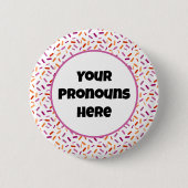 PRONOUNS: Regenbogensprinklen Lesbische Flagge Button (Vorderseite)