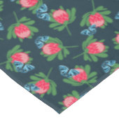 Protea-Blume und Schmetterlingsmuster Tischdecke (Schrägansicht)