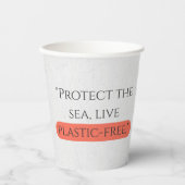 "Protect the Sea, Live Plastic-Free" Typography Pappbecher (Vorderseite)