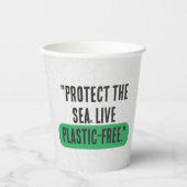 "Protect the Sea, Live Plastic-Free" Typography Pappbecher (Vorderseite)
