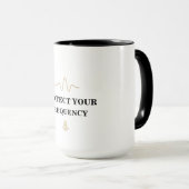 PROTECT YOUR FREQUENCY – Minimal Gold Wave Energy Tasse (VorderseiteRechts)