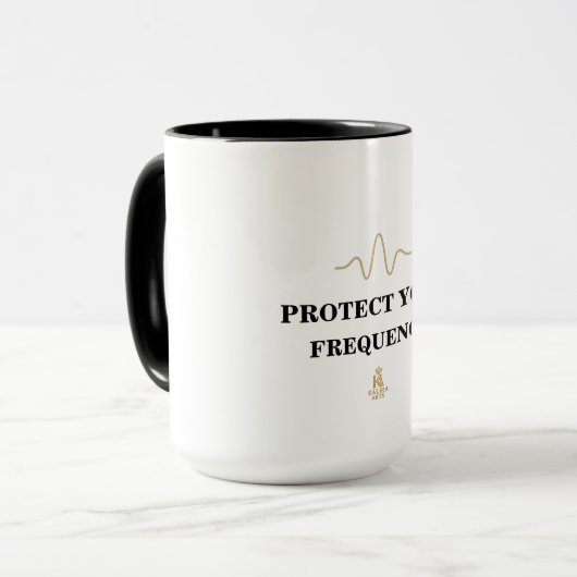 PROTECT YOUR FREQUENCY – Minimal Gold Wave Energy Tasse (Vorderseite Links)